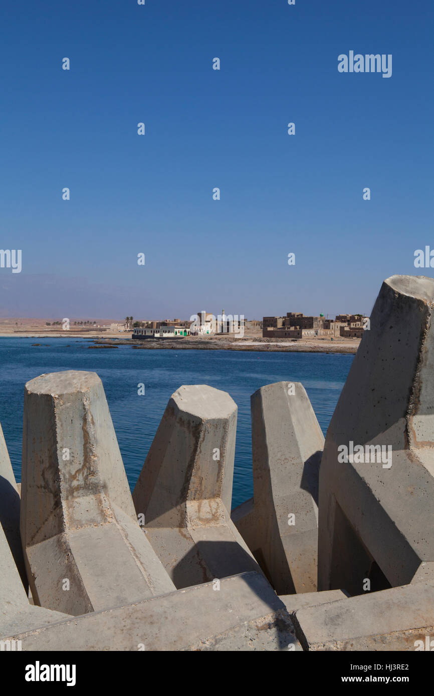 Bild des Wellenbrechers in Mirbat, Dhofar, Oman Stockfoto