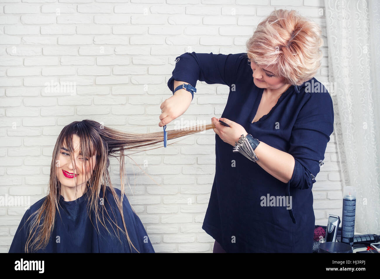 Professioneller Friseur machen Haarschnitt Stockfoto