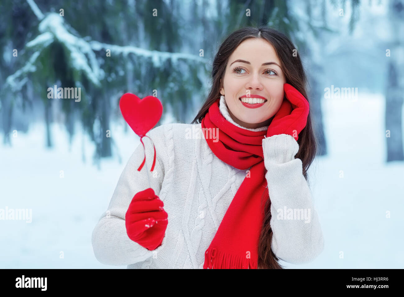 Winter-Porträt eines Mädchens mit Herz Stockfoto