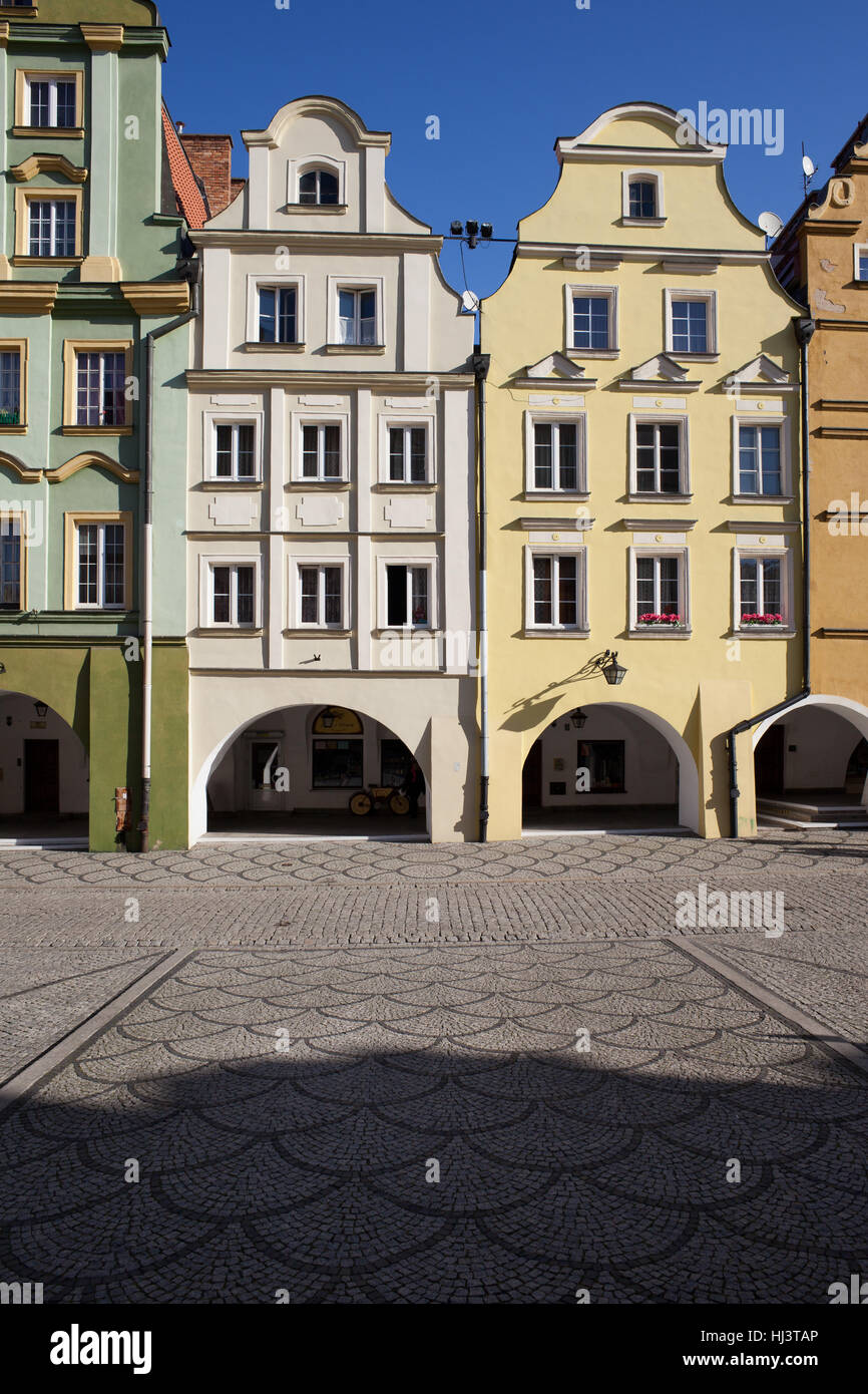 Historischen Bürgerhäusern und Wohnhaus barocken Häusern mit Giebeln und Arcade in Stadt Jelenia Gora Old Town in Polen, Europa Stockfoto