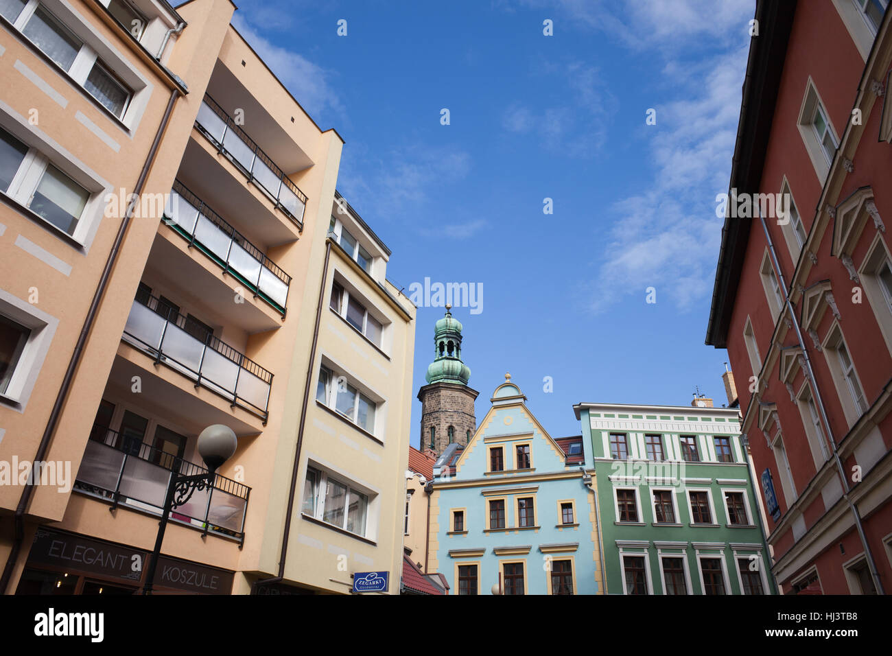 Neue und alte historische Wohnhäuser, Häuser Mietshaus in Stadt Jelenia Gora, Niederschlesien, Polen, Europa Stockfoto