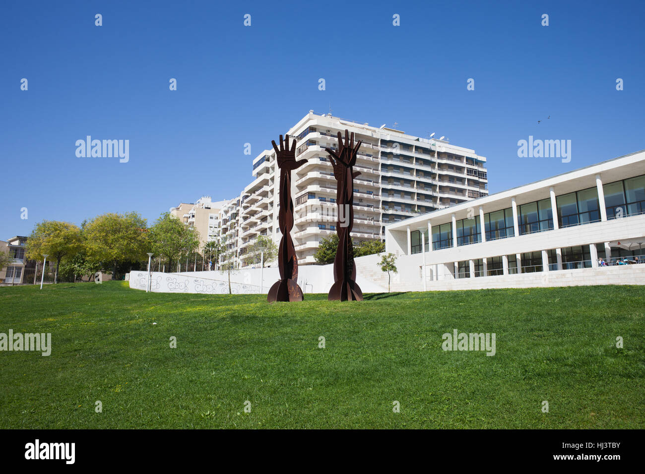 Portugal, Stadt Almada Hände Skulptur Kunst im städtischen Park Commander Julio Ferraz Stockfoto