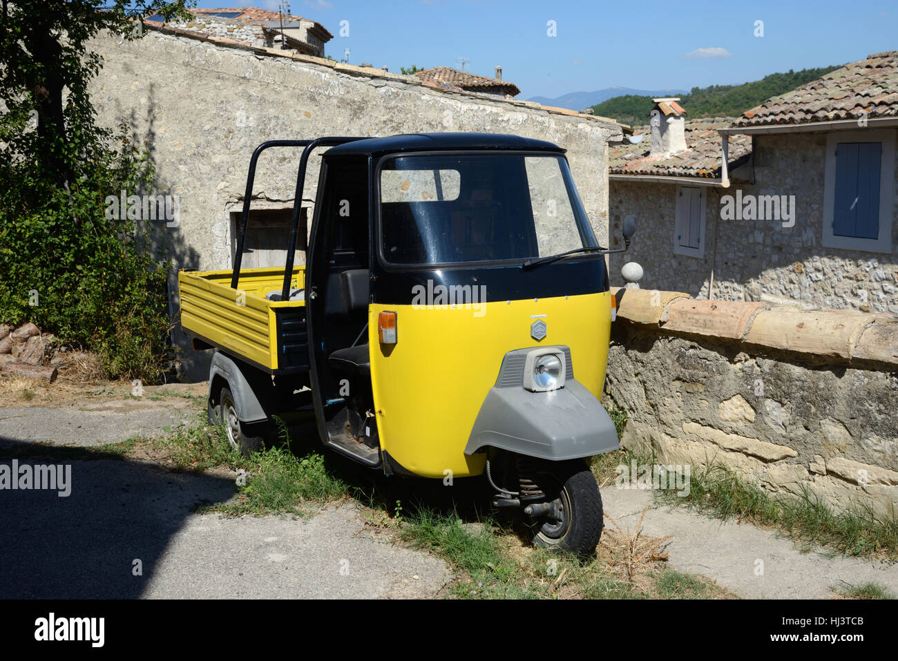 Three-Wheeler italienische Quattrone Piaggio Dreirad- oder Three-Wheeled Fahrzeug, Oppedette, Alpes-de-Haute-Provence, Frankreich Stockfoto
