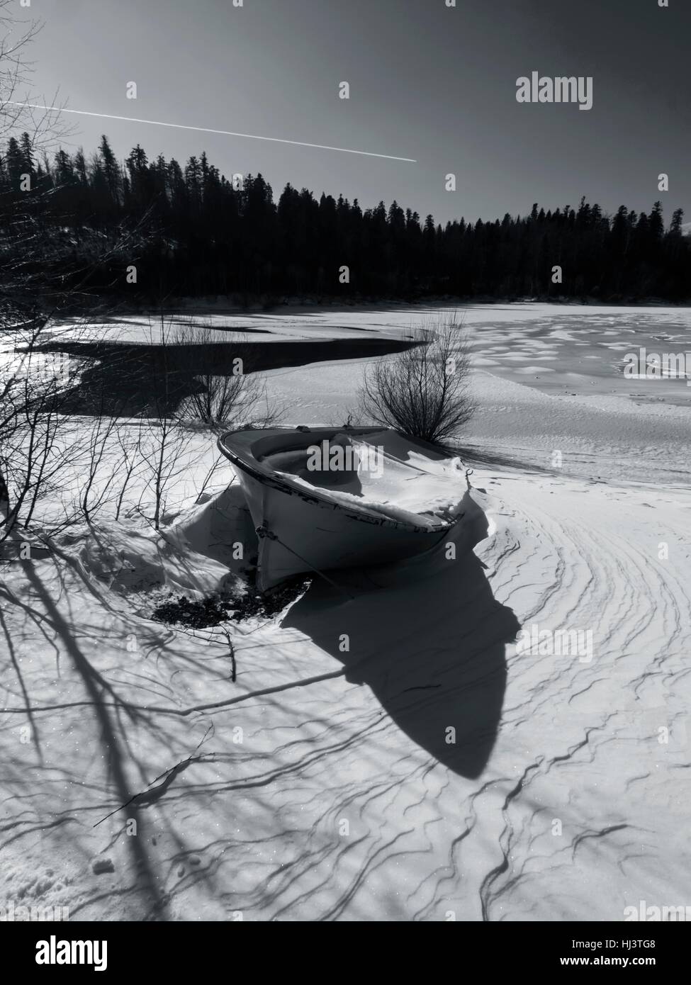 Boot an Land am Fluss Küste Riverline See gefroren Fluss monochrom schwarz / weiß arty künstlerische Stockfoto