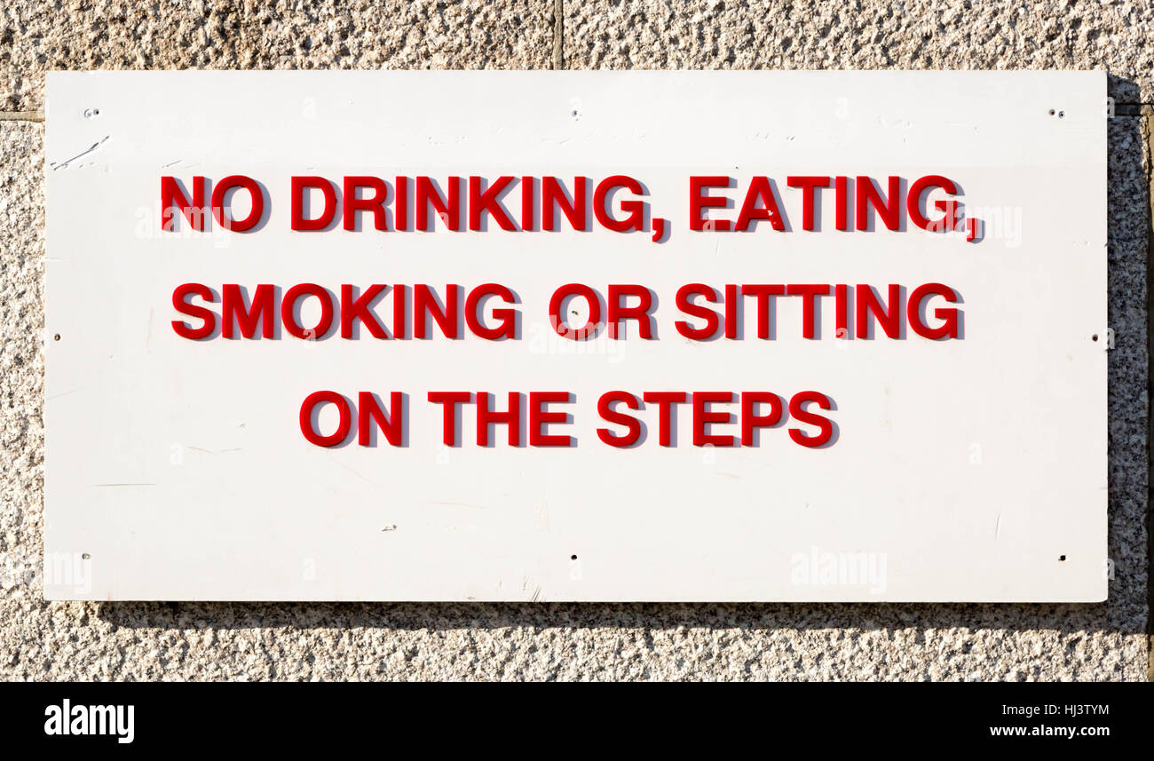 Autoritäre Straßenschild: trinken, Essen, Rauchen und sitzen auf den Stufen. London, UK Stockfoto