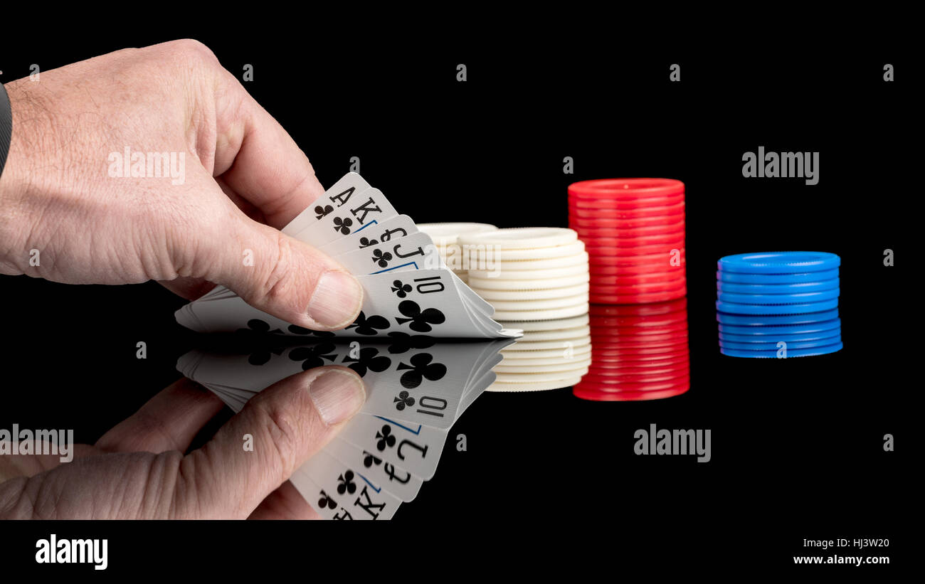 Spielkarten mit Chips auf einer reflektierenden Oberfläche Stockfoto