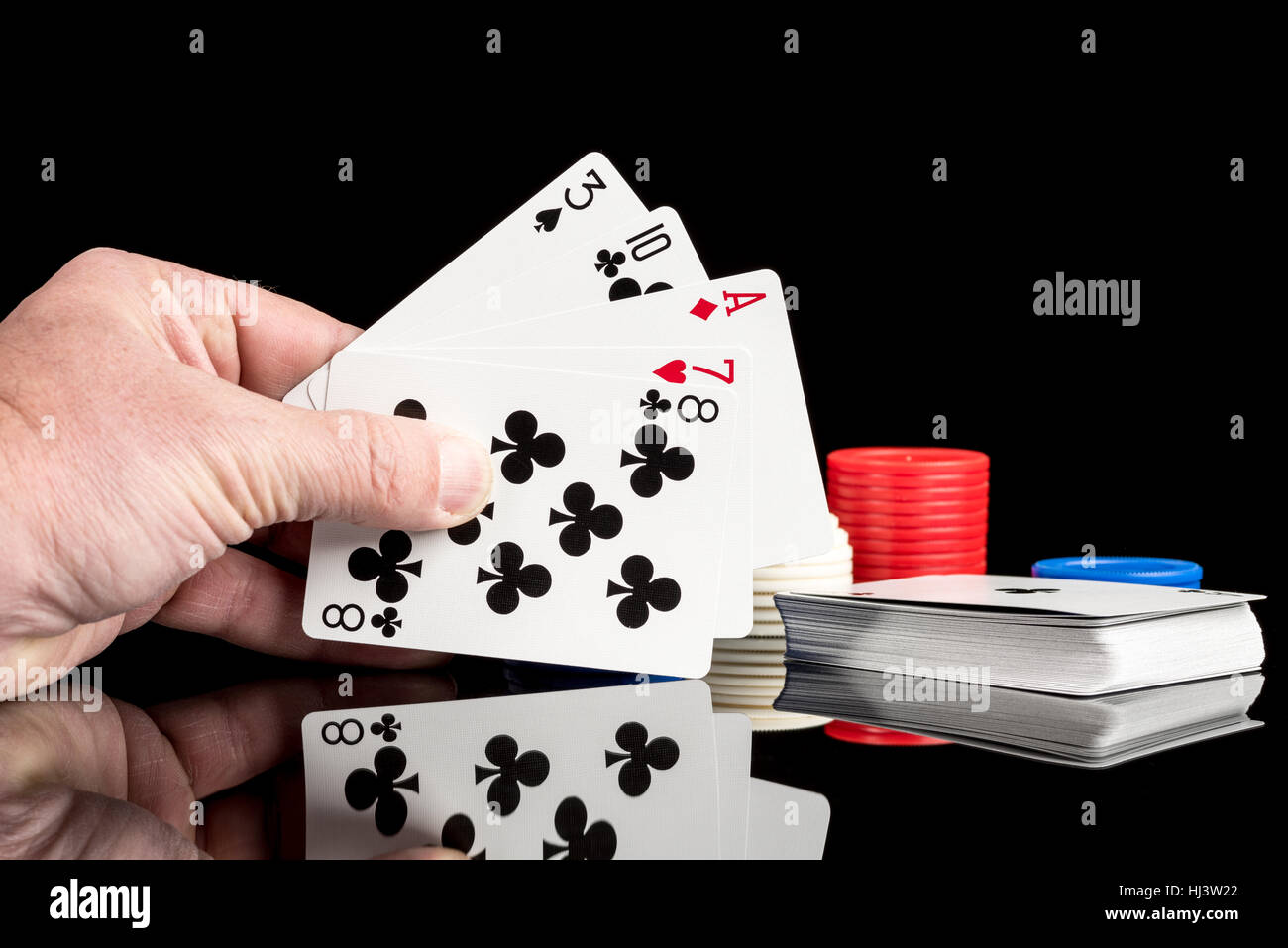 Random Hand von Karten und Schiffe während eines Pokerspiels Stockfoto