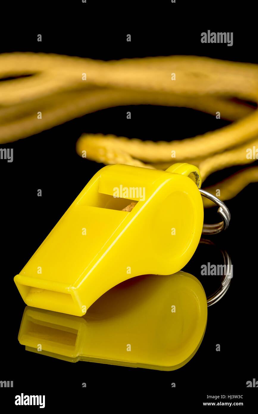 Gelber Kunststoff Pfeife an einer Schnur Stockfoto