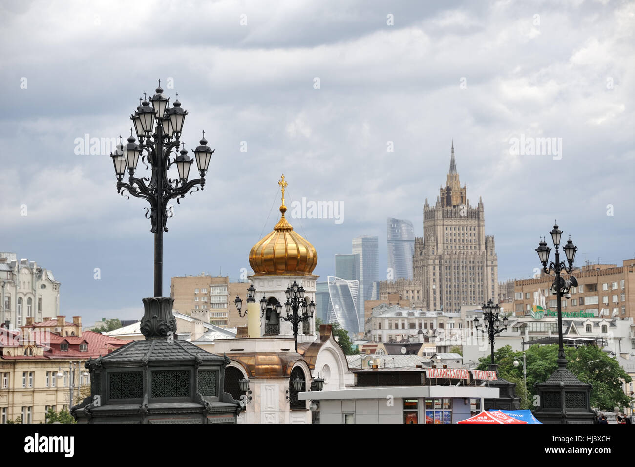 Old-Style Straßenlaternen und Gebäude von Moskau unter bewölktem Himmel. Stadtansichten von Moskau, Russland. Stockfoto