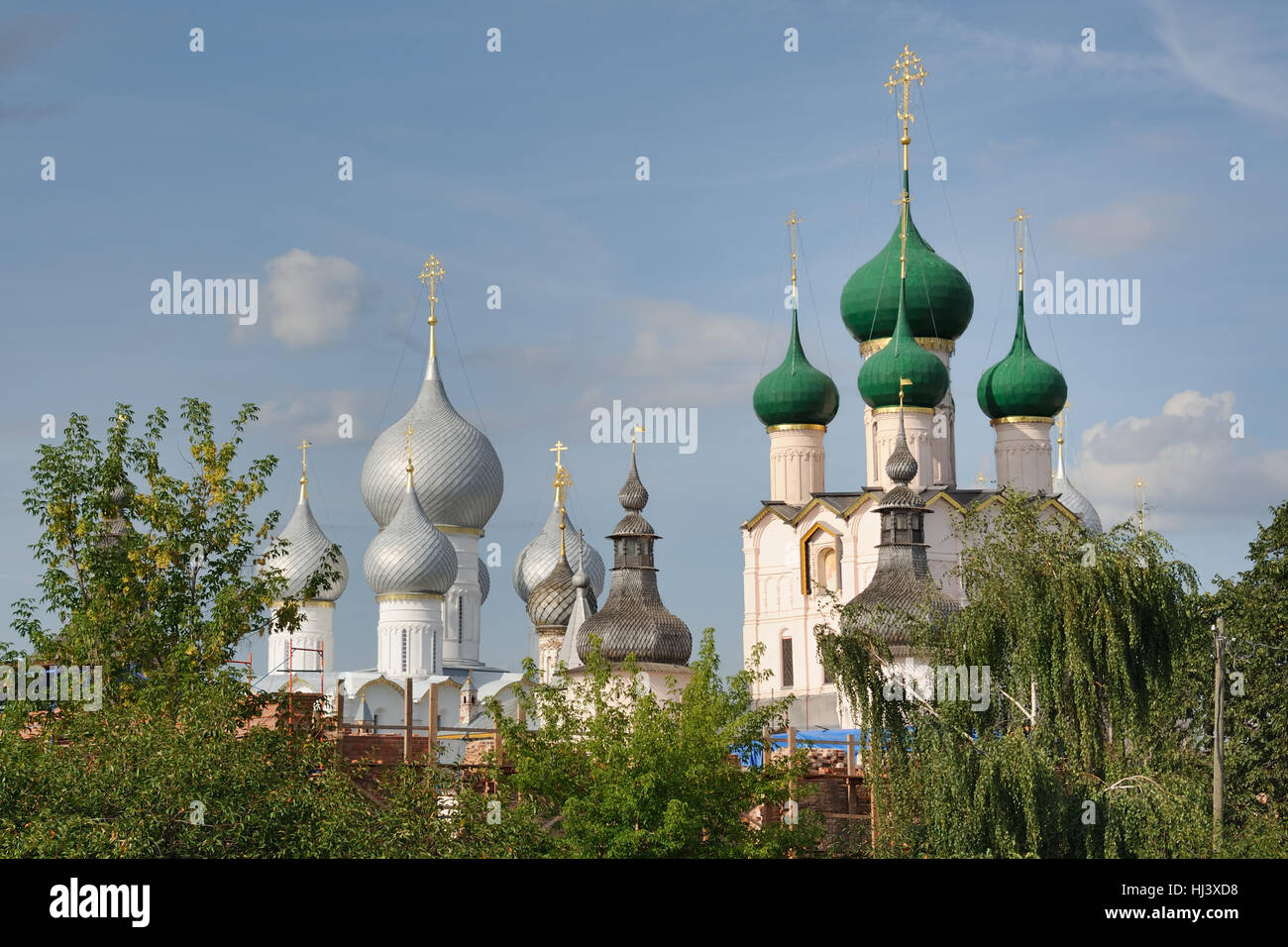 Zwiebeltürme der Kirchen und Türme der Rostower Kreml von Bäumen umrahmt. Stockfoto