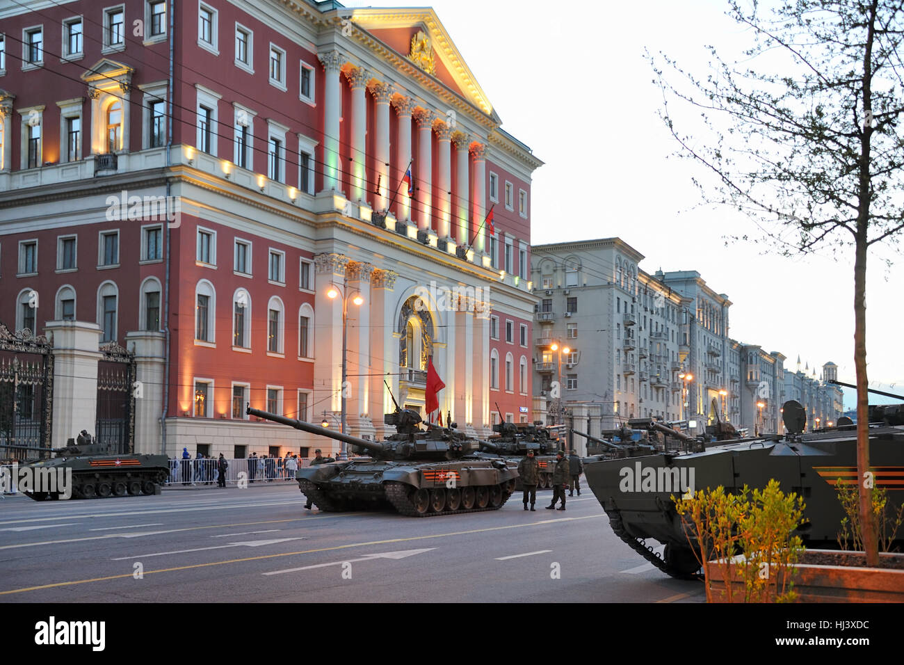 Panzer vor dem Bürgermeister von Moskau auf Twerskaja-Straße. Moskau, Russland Stockfoto