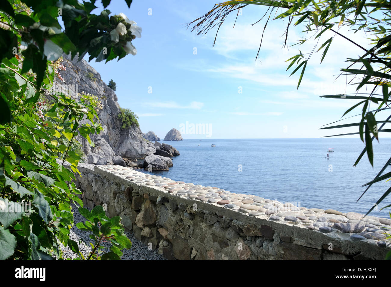 Malerische Bucht umrahmt von Bäumen in Tschechows Datscha in Guzuf. Krim, Russland Stockfoto