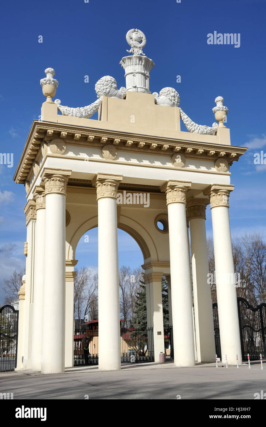 Der Bogen am südlichen Eingang. Monumentalen Toren am südlichen Eingang des WDNCh. Moskau, Russland. Stockfoto