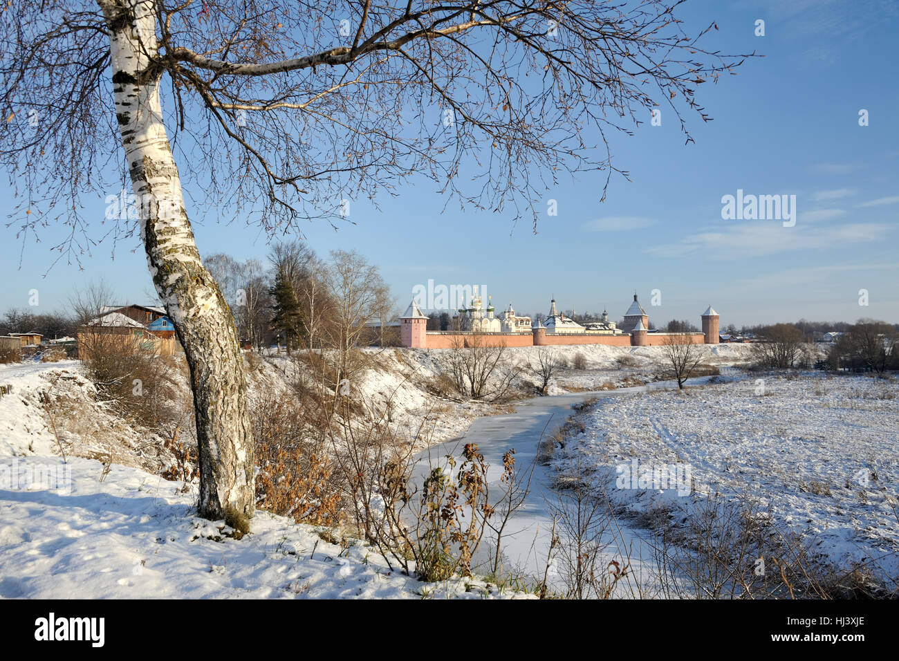 Mit Blick auf Kloster St. Euthymios und Kamenka River zu Beginn des Winters. Stadtansichten von Susdal, Russland. Stockfoto