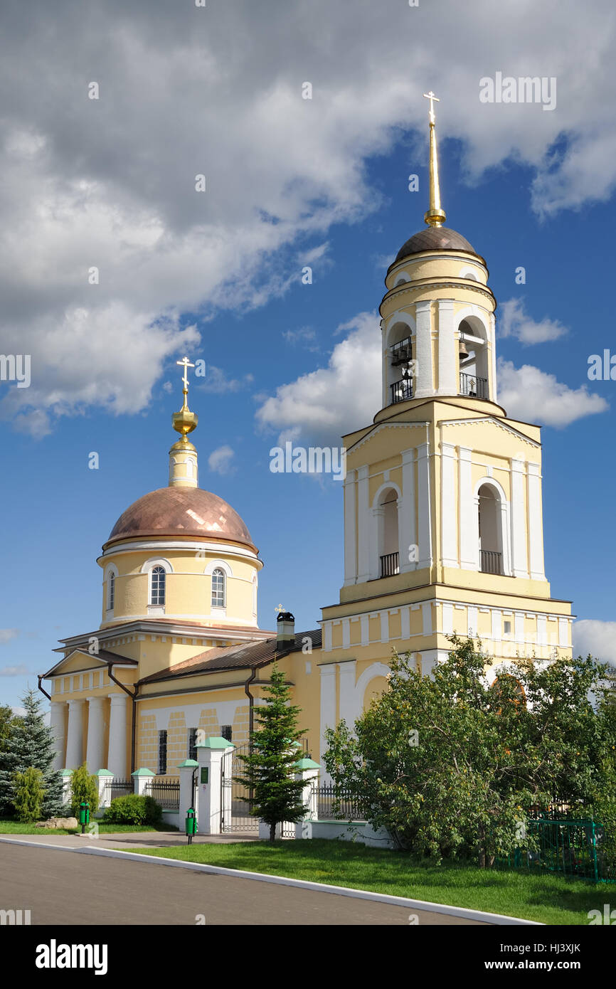 Verklärungs-Kirche unter weißen Wolken. Schöne Aussicht auf die Kirche der Verklärung unseres Herrn im Dorf Radonezh Stockfoto