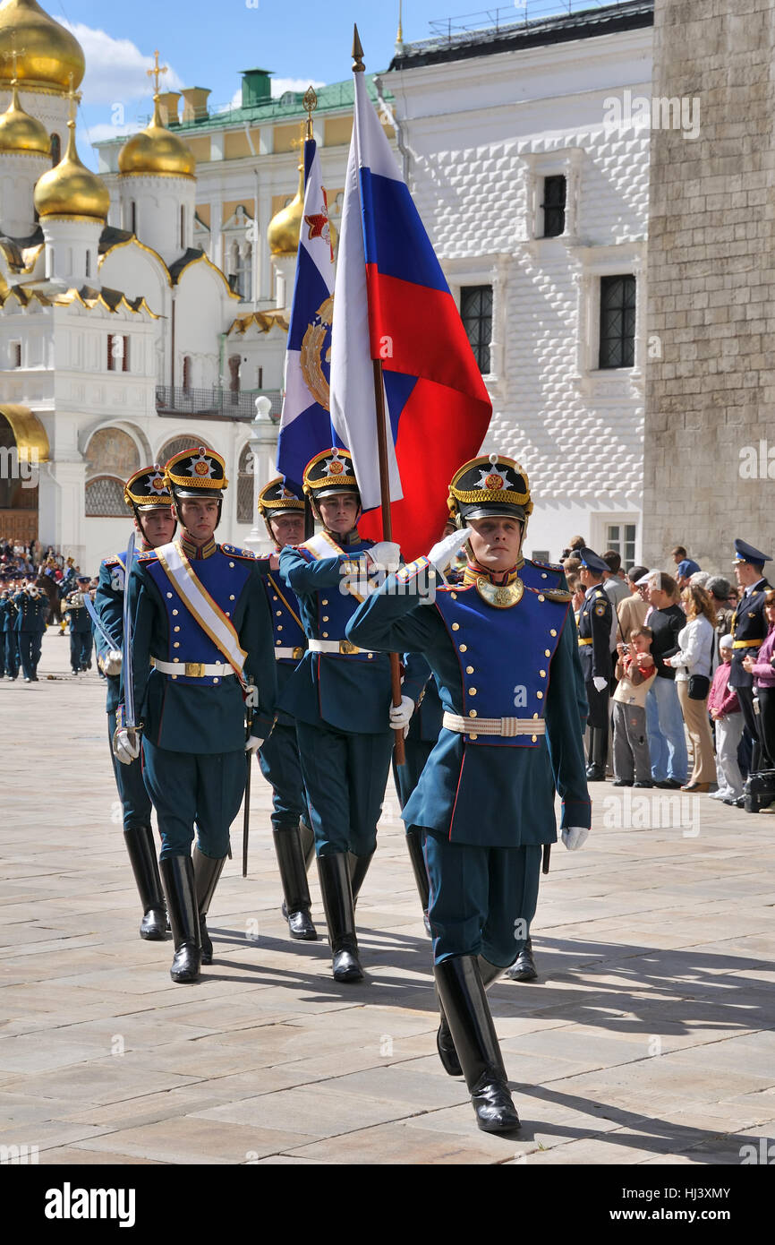Die Honor Guard Ansätze. Eine Ehre zu schützen tragen Flaggen der Russischen Föderation am Kathedralenplatz im Moskauer Kreml. Russland. Stockfoto