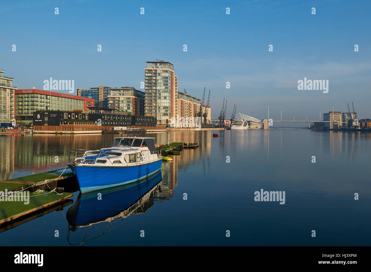 Royal Victoria Dock London Docklands im Januar mit blauem Himmel Stockfoto