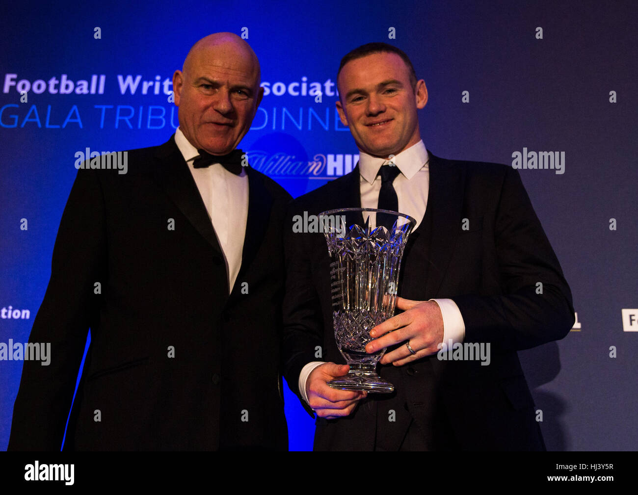 Football Writers Association Chairman Patrick Barclay präsentiert Manchester Uniteds Wayne Rooney mit seinen Auszeichnungen während FWA-Gala-Dinner im The Savoy, London. Stockfoto