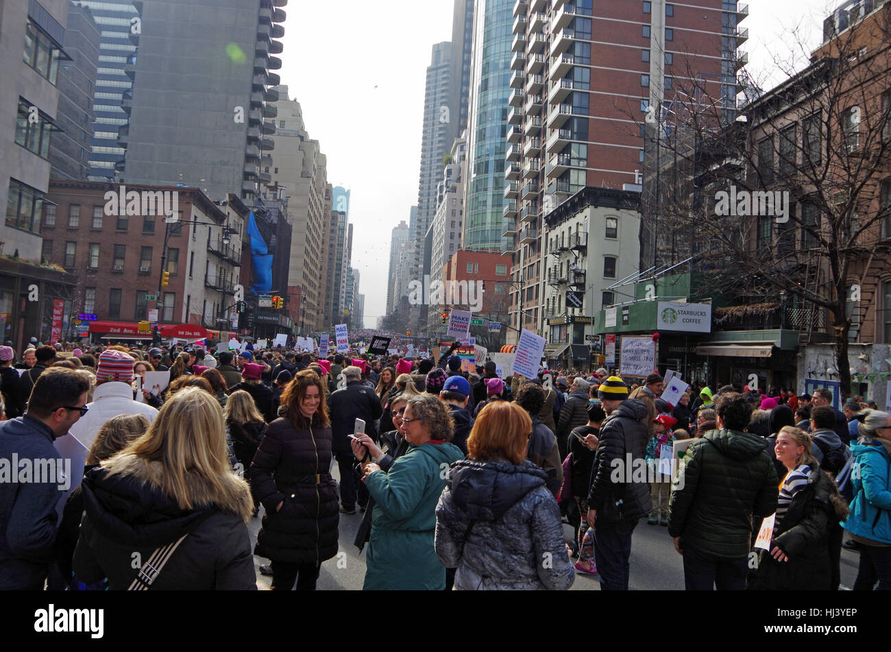 New York, New York, USA: 21. Januar 2017: Demonstranten versammeln sich zum Frauen März in Manhattan, New York. Stockfoto