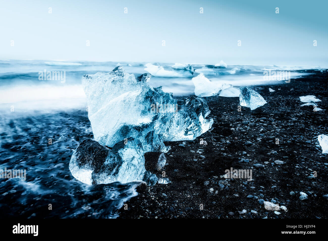 Eisberg entlang der Ufer der Jökulsárlón Gletscher Lagune liegt bewegungslos, wie es von einer kalten Ozeanwasser umrahmt ist. Stockfoto