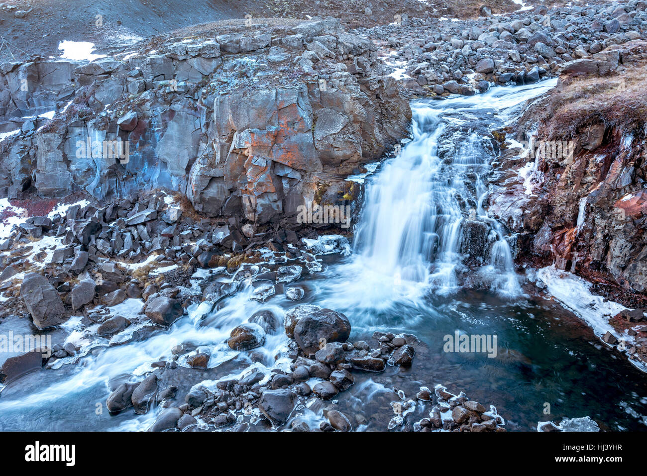 Ein Wasserfall In Island Kaskaden Hinunter Die Seite Eines Zerklüfteten 