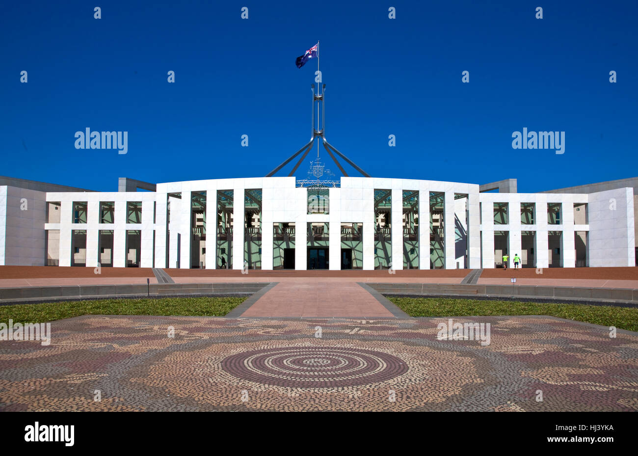 Australische Parlamentsgebäude mit Flagge und Aborigines Mosaik in der Bundeshauptstadt Stockfoto