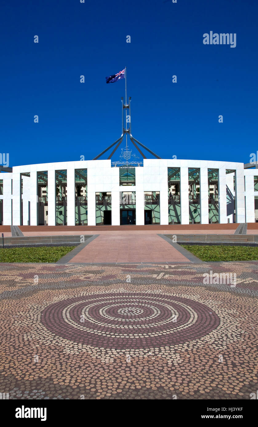 Australische Parlamentsgebäude mit Flagge und Aborigines Mosaik in der Bundeshauptstadt Stockfoto