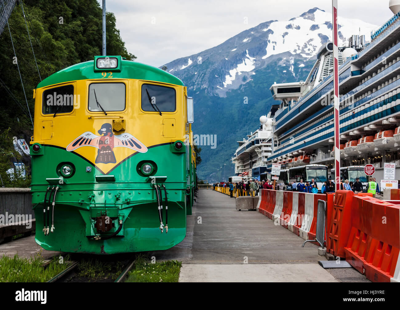 Skagway trainieren und Kreuzfahrtschiff Stockfoto