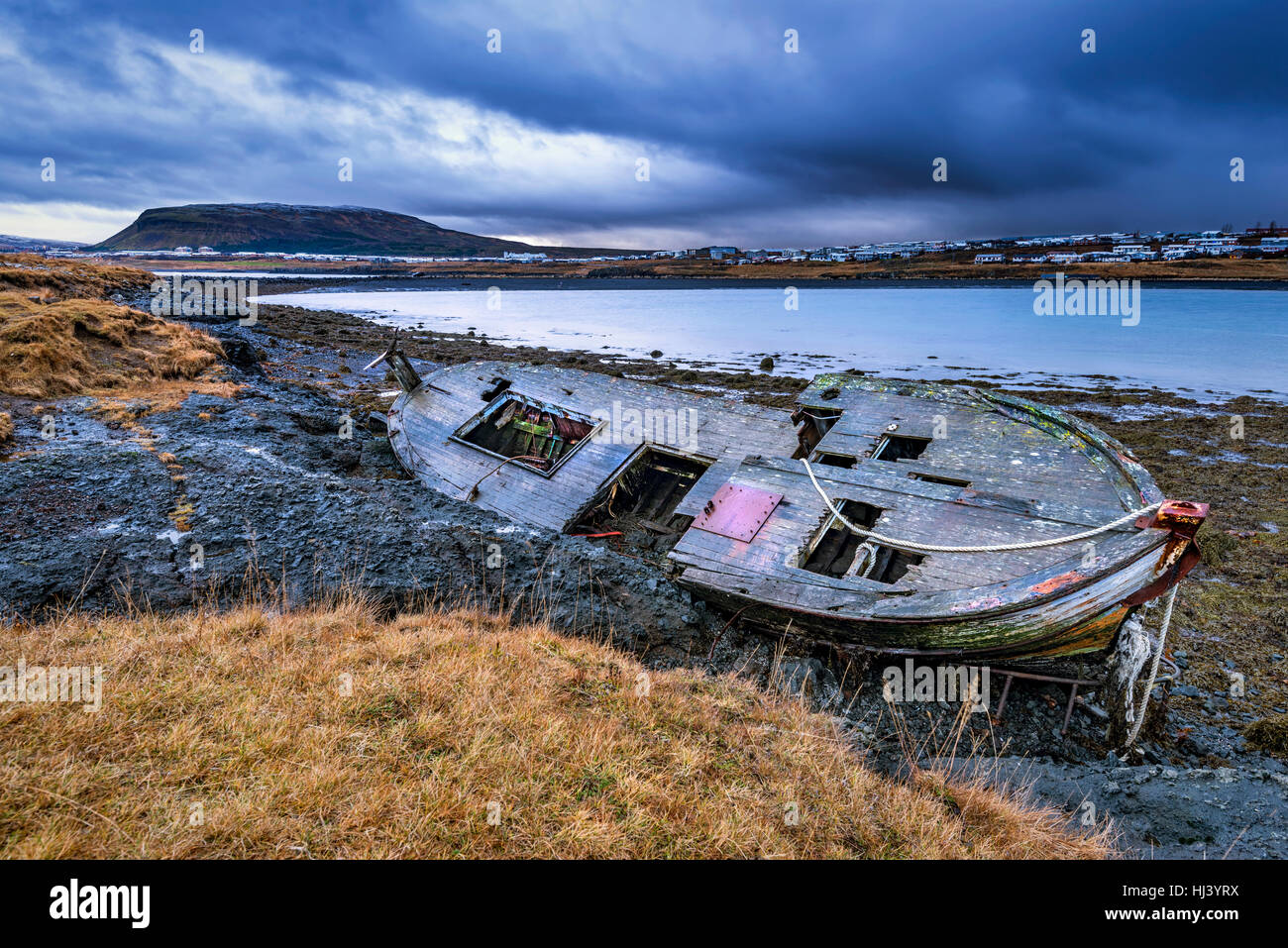 Eine alte verlassene Fischereifahrzeug aus dem frühen 1900 an einem einsamen Strand, wie es verrottet, Freilegung des Schiffs hölzernen Rippen und Rumpf Infrastruktur, obliegt. Stockfoto