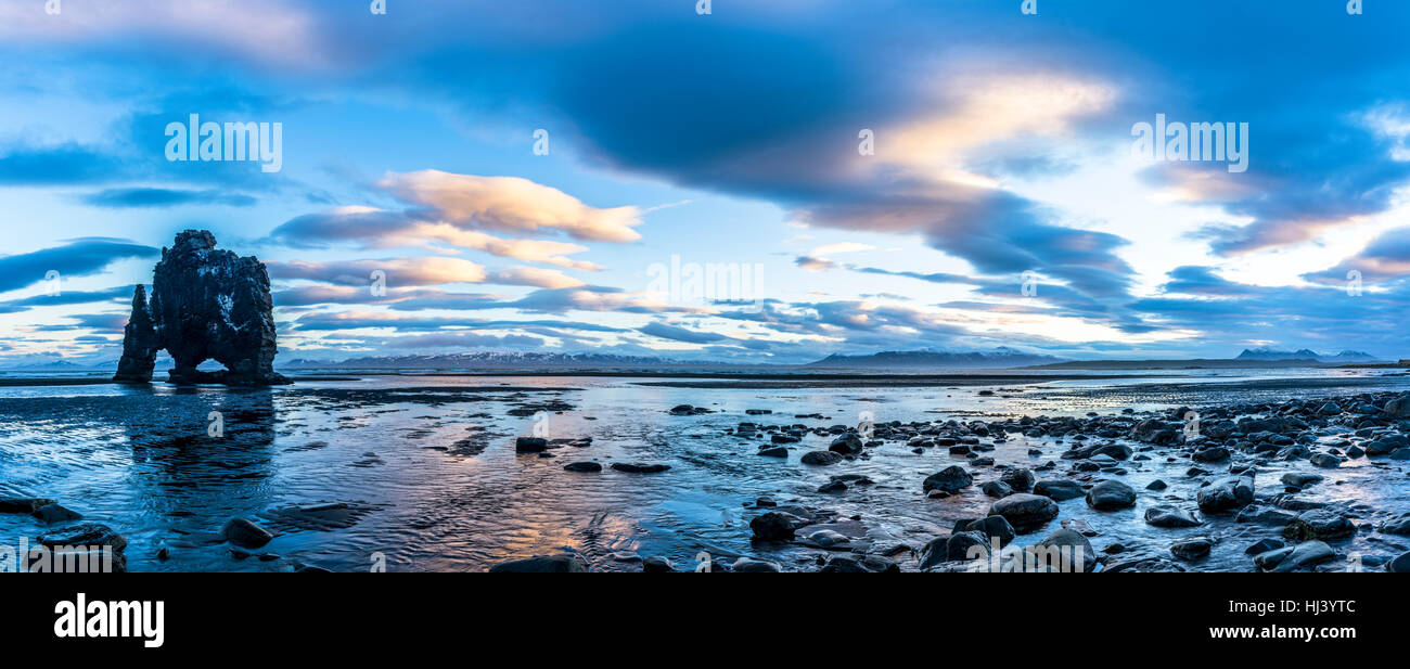 Ein Wahrzeichen Strand in Island namens Dinosaur Rock ragt 50 Fuß aus dem seichten Wasser während eines morgendlichen Sonnenaufgang. Stockfoto