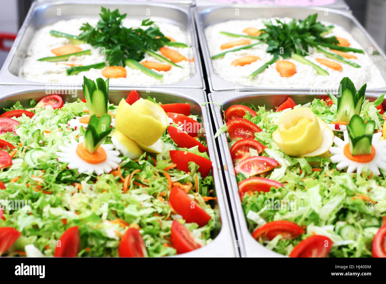Salatbar mit Gemüse im Restaurant, gesunde Ernährung Stockfoto