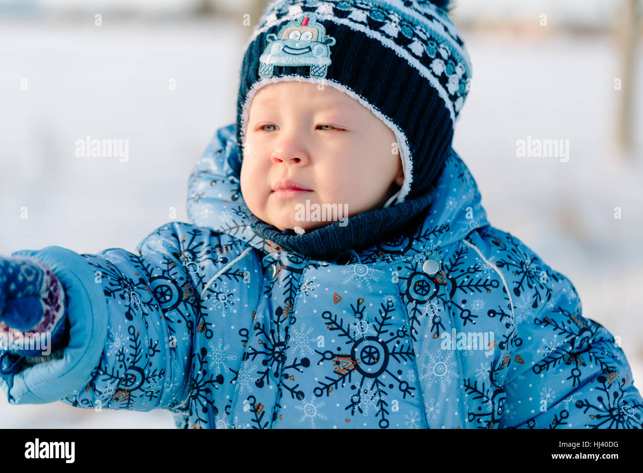 Porträt des kleinen Jungen im winter Stockfoto
