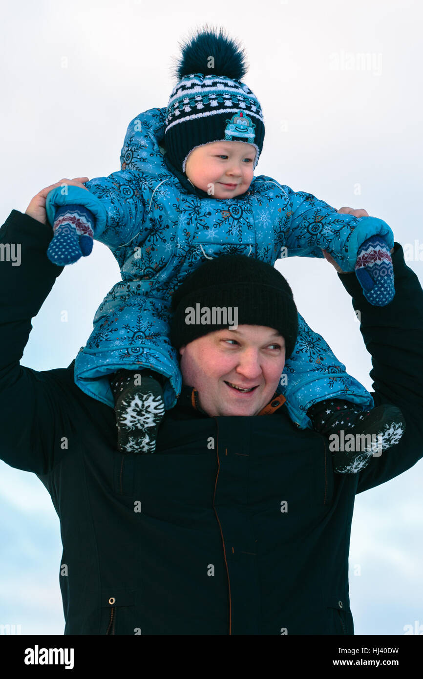 Vater mit seinem Kind auf Schultern Stockfoto