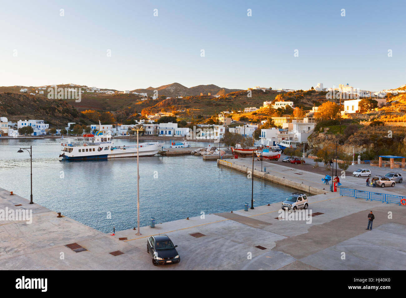 Psathi Dorf und der wichtigste Hafen von Kimolos Insel. Stockfoto