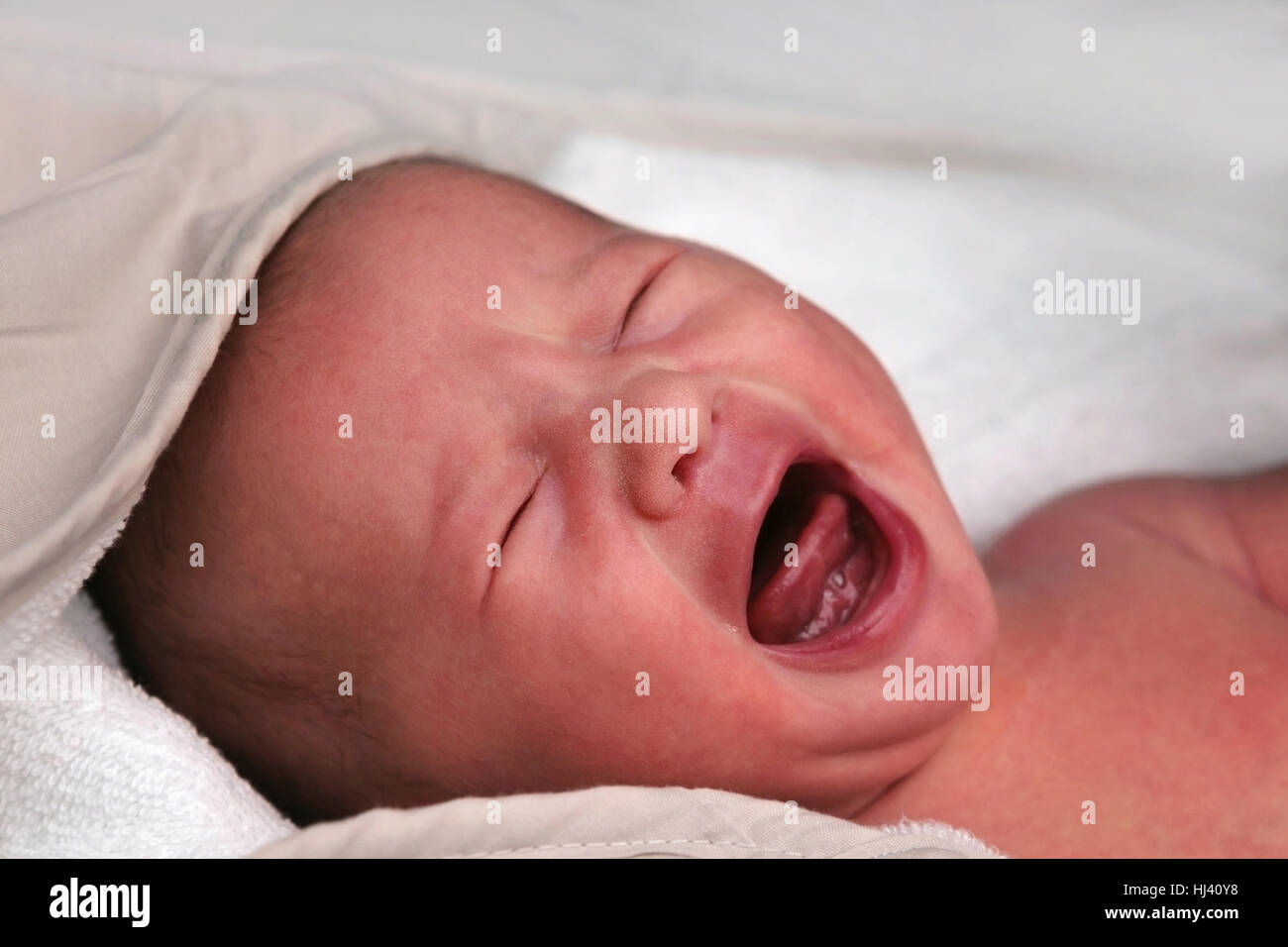 Neugeborenes Baby schreit nach seiner ersten Bad Stockfoto