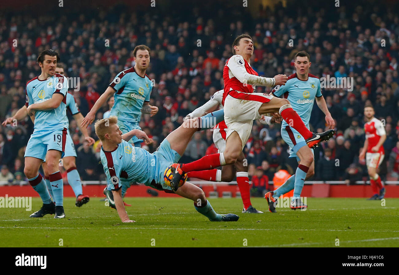 Ben mich Burnley Arsenals Laurent Koscielny für einen Elfmeter in der Nachspielzeit während der Premier-League-Spiel zwischen Arsenal und Burnley im Emirates Stadium in London fouls. 22. Januar 2017.  NUR ZUR REDAKTIONELLEN VERWENDUNG Stockfoto