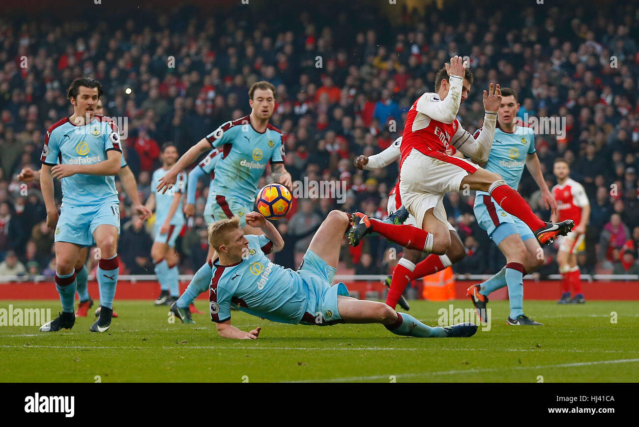 Ben mich Burnley Arsenals Laurent Koscielny für einen Elfmeter in der Nachspielzeit während der Premier-League-Spiel zwischen Arsenal und Burnley im Emirates Stadium in London fouls. 22. Januar 2017.  NUR ZUR REDAKTIONELLEN VERWENDUNG Stockfoto