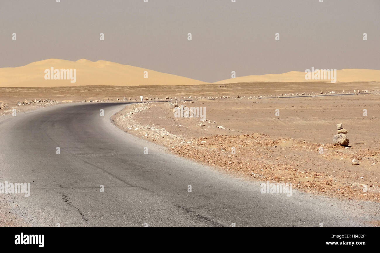Straße in der libyschen Wüste in Ägypten Stockfoto