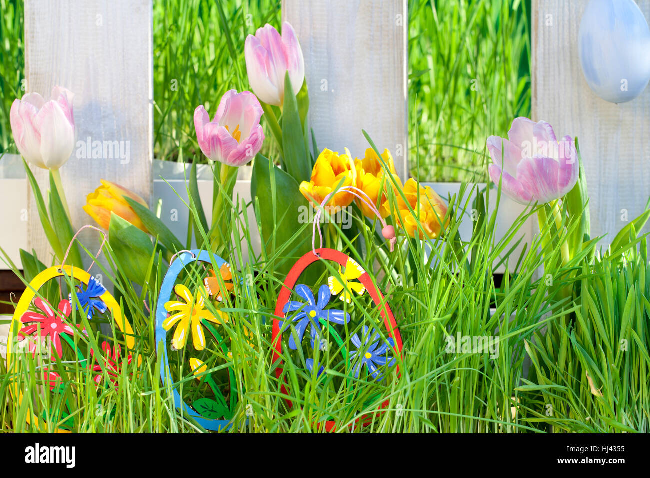 Oster-Deko im Garten Stockfoto