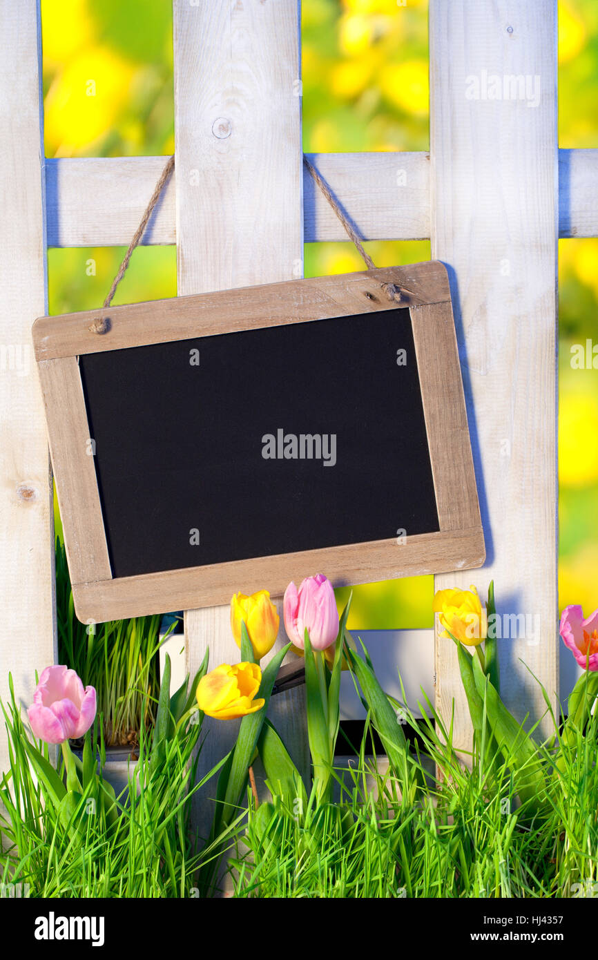 Schild für Ostern am Zaun im Garten Stockfoto