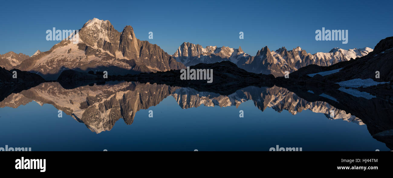 Panoramablick über lanc Blanc und Dru mit Reflexionen auf dem See Stockfoto