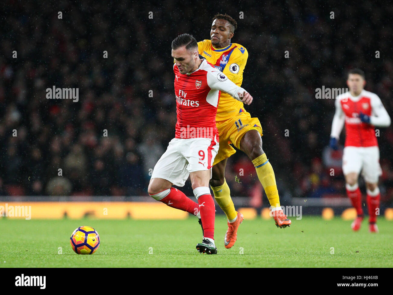 Lucas Perez von Arsenal in der Premier-League-Spiel zwischen Arsenal und Crystal Palace im Emirates Stadium in London am ball. Stockfoto