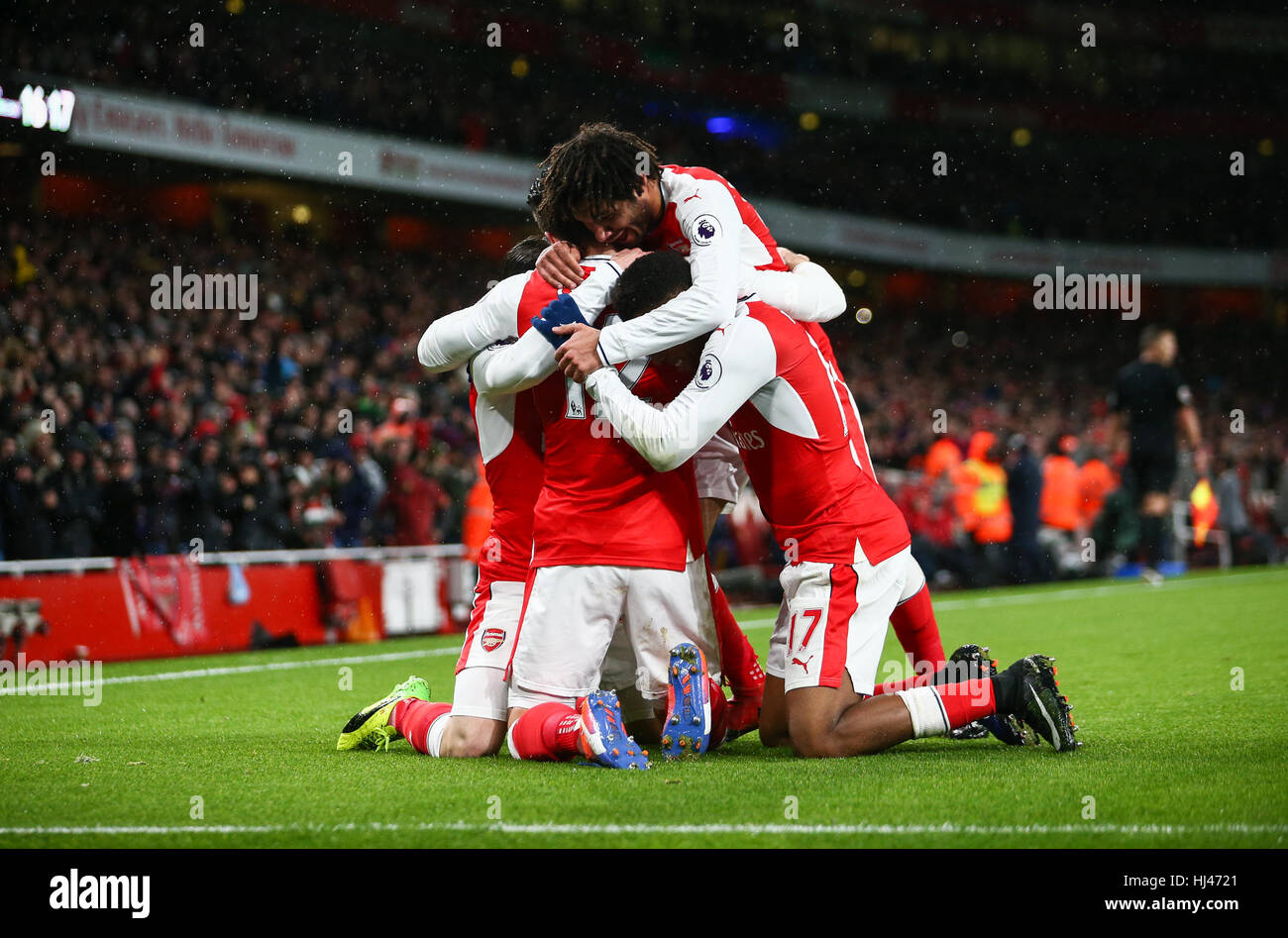 Olivier Giroud von Arsenal feiert scoring während der Premier-League-Spiel zwischen Arsenal und Crystal Palace im Emirates Stadium in London. 1. Dezember 2017. NUR ZUR REDAKTIONELLEN VERWENDUNG Stockfoto