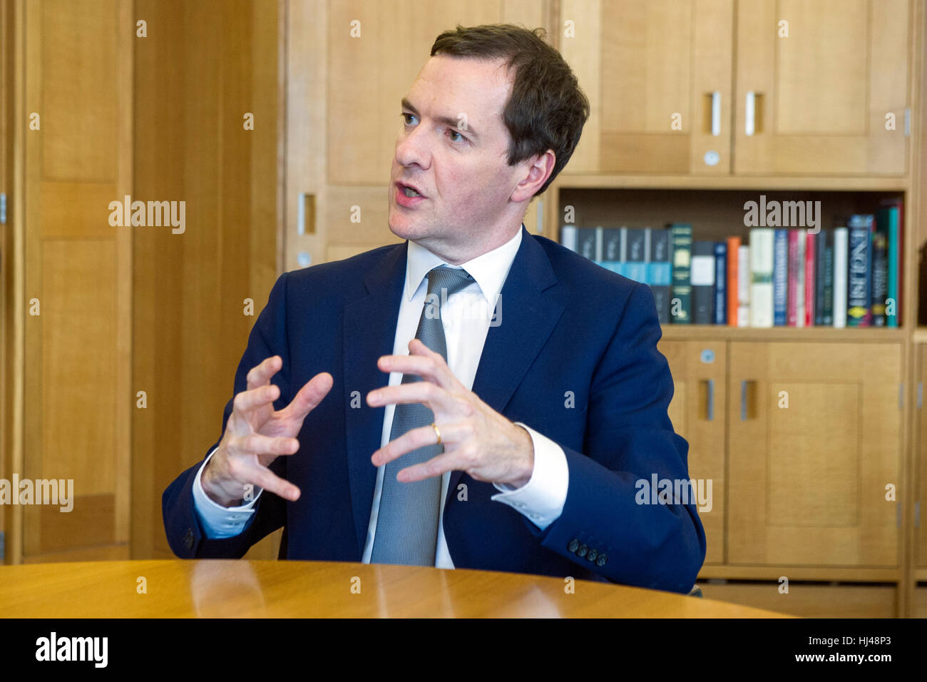 George Osborne, ehemaliger Kanzler des Finanzministeriums und jetzt Ökonom für Blackrock Investitionen in seinem Büro. Stockfoto