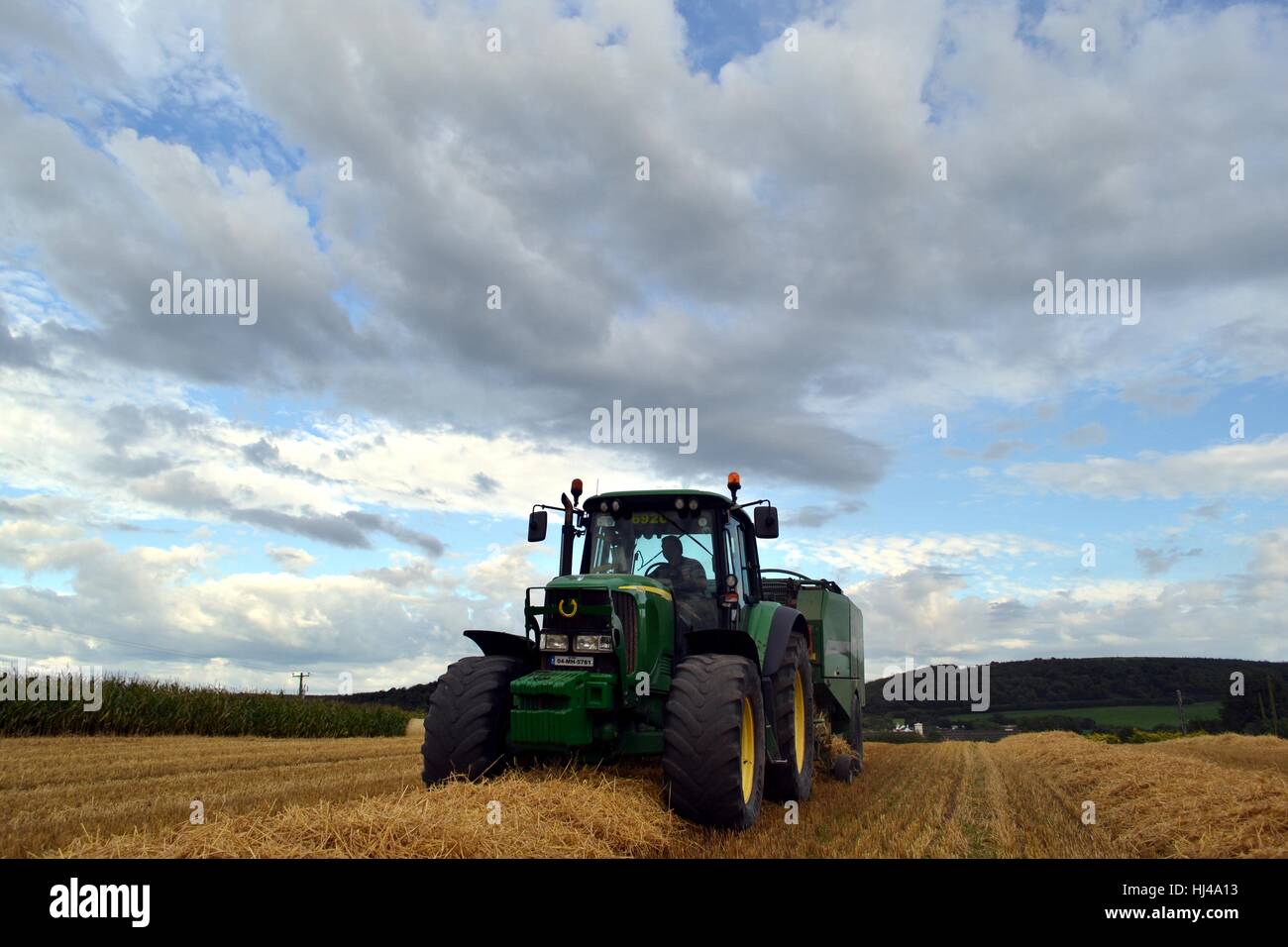 Traktor und Ballenpresse Stockfoto