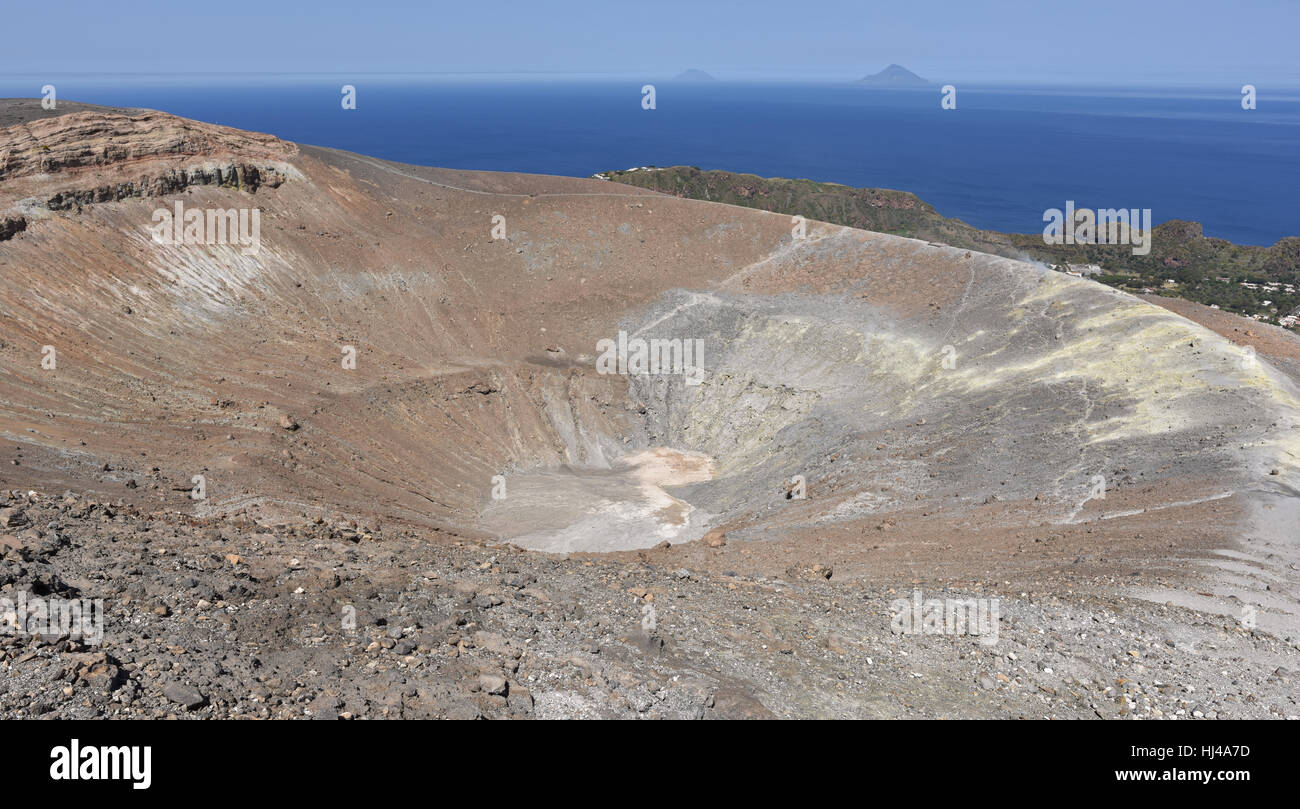 Wandern rund um die beeindruckende Hauptkrater Felge Vulcano Insel Alicudi und Filicudi in der Ferne Stockfoto