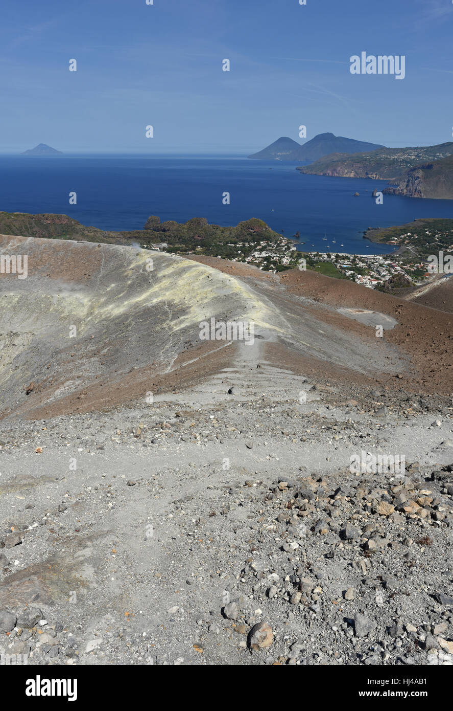 Blick von der Gran Cratere auf Vulcano von mehreren anderen Äolischen Inseln, einschließlich Lipari, Salina und Filicudi Stockfoto