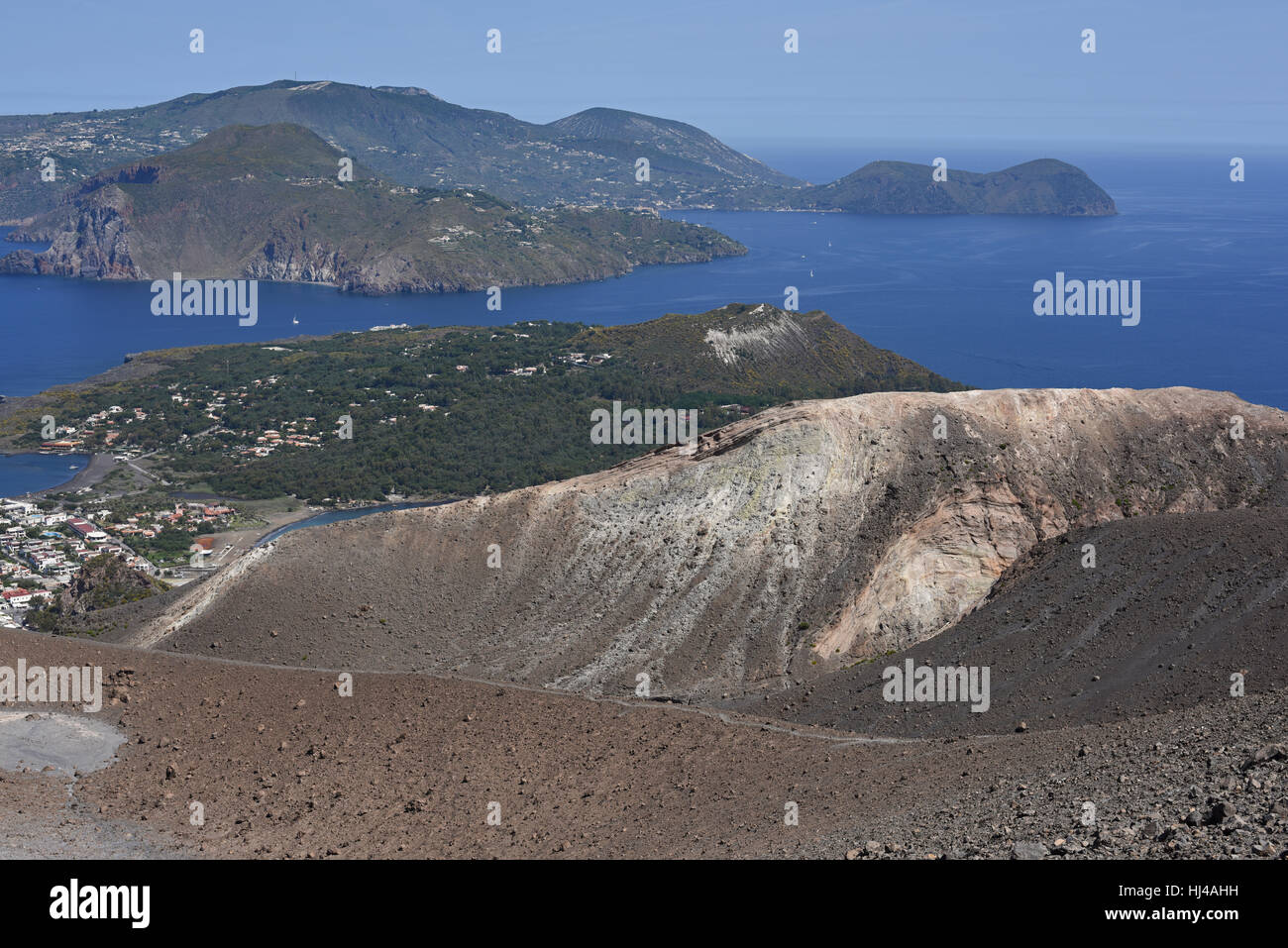 Blick auf Lipari und Vulcanello aus dem Gran Cratere Vulcano, Äolischen Inseln vor Sizilien Stockfoto
