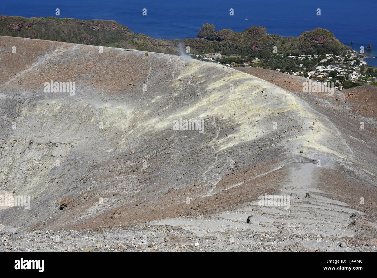 Wandern um den beeindruckenden Hauptkrater Rand der Insel Vulcano Stockfoto