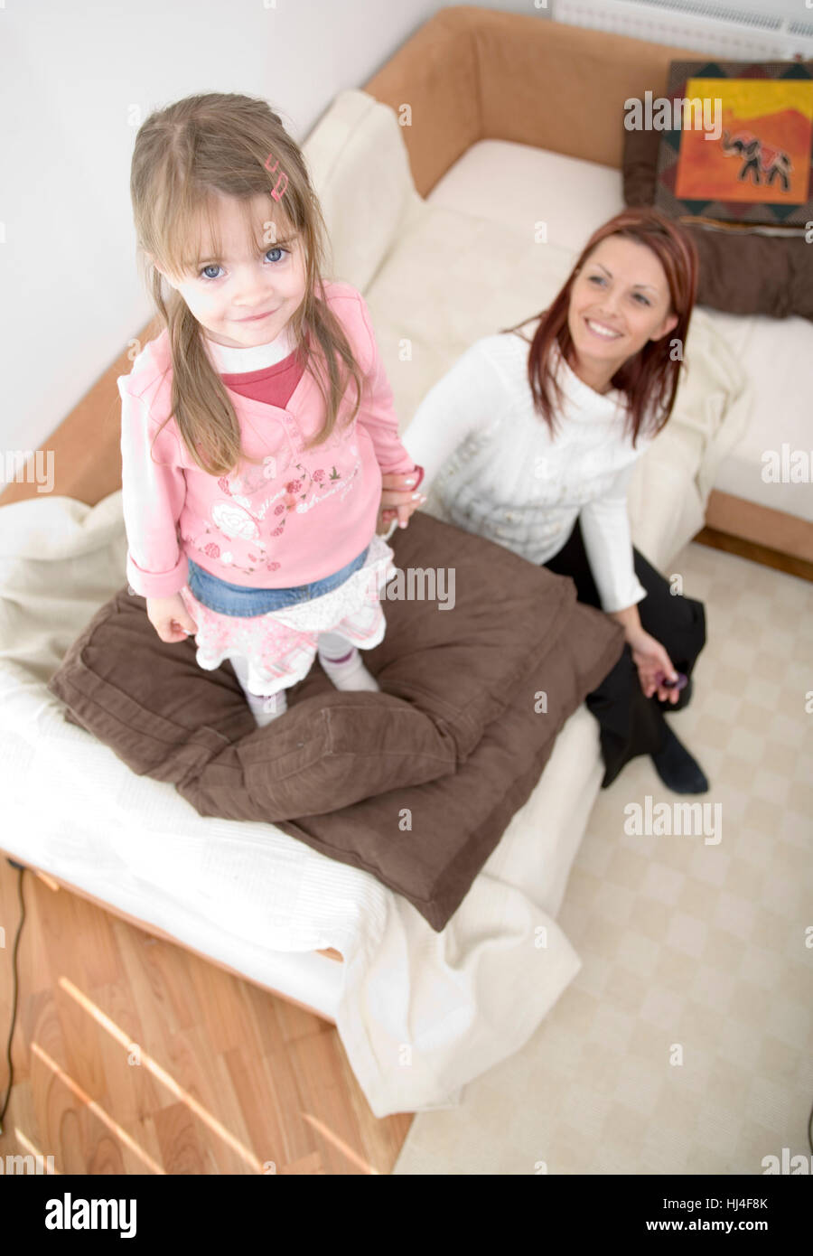 Junge Mutter und Tochter Stockfoto